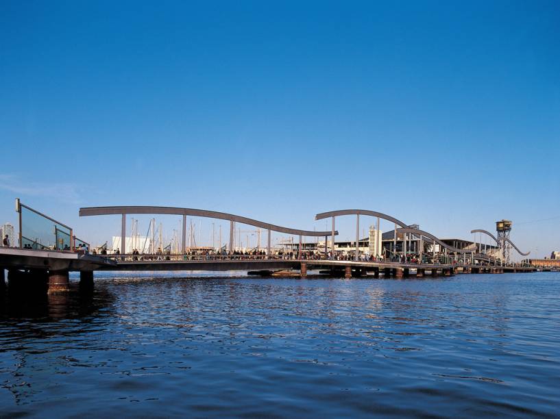 Uma caminhada pelas ramblas, famoso calçadão de Barcelona, é um dos passeios imperdíveis da cidade Uma caminhada pelas ramblas, famoso calçadão de Barcelona, é um dos passeios imperdíveis da cidade