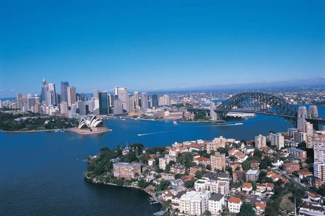Ideal para quem gosta de qualidade de vida aliada a um clima que favorece esportes ao ar livre, <a href="https://viajeaqui.abril.com.br/cidades/australia-sydney" rel="Sydney" target="_blank"><strong>Sydney</strong></a> é o destino indicado.<br /> <br /> A cidade alcançou 94.5 pontos no critério qualidade de vida e tem 41 mil estudantes estrangeiros.<br /> <br /> (Na foto, a vista geral da baía de Sydney com o Opera House à esquerda e a Harbour Bridge à direita) Ideal para quem gosta de qualidade de vida aliada a um clima que favorece esportes ao ar livre, <a href="https://viajeaqui.abril.com.br/cidades/australia-sydney" rel="Sydney" target="_blank"><strong>Sydney</strong></a> é o destino indicado.<br /> <br /> A cidade alcançou 94.5 pontos no critério qualidade de vida e tem 41 mil estudantes estrangeiros.<br /> <br /> (Na foto, a vista geral da baía de Sydney com o Opera House à esquerda e a Harbour Bridge à direita)