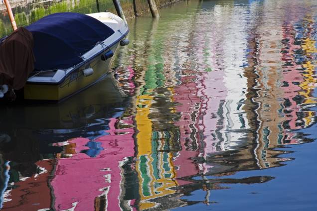 Murano, ilha localizada menos de 2 quilômetros ao norte de Veneza, acessível por vaporetto, é célebre pelos trabalhos artísticos em vidro Murano, ilha localizada menos de 2 quilômetros ao norte de Veneza, acessível por vaporetto, é célebre pelos trabalhos artísticos em vidro