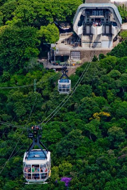 Os modernos e espaçosos bondinhos transportam os turistas entre o Morro da Urca e o Pão de Açúcar Os modernos e espaçosos bondinhos transportam os turistas entre o Morro da Urca e o Pão de Açúcar