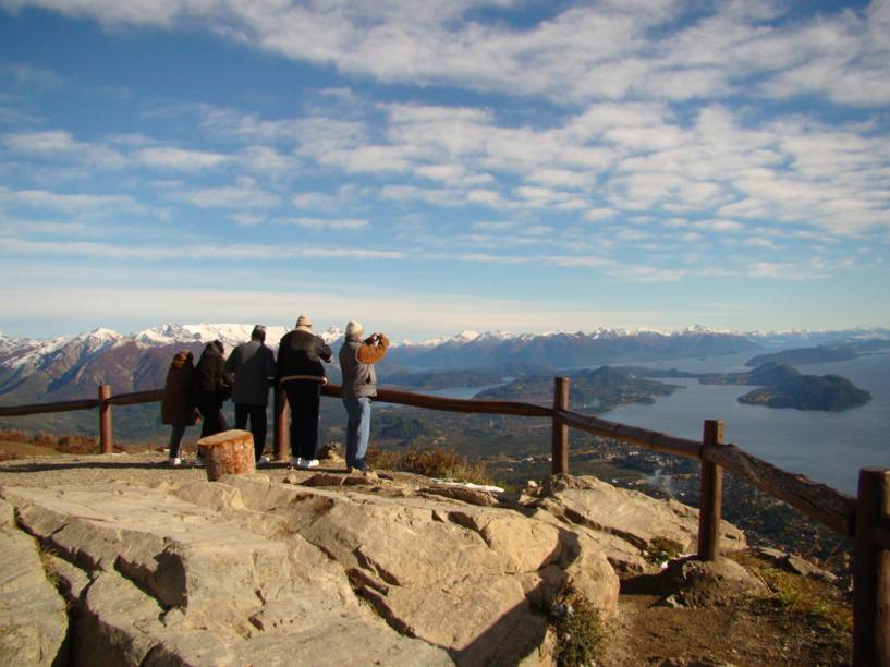 No cume do Cerro Otto, há um mirante e um restaurante giratório de 360 graus, que permitem uma vista panorâmica de Bariloche No cume do Cerro Otto, há um mirante e um restaurante giratório de 360 graus, que permitem uma vista panorâmica de Bariloche