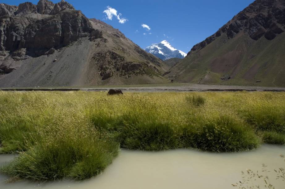 Alcançar o topo nevado da montanha é para poucos, mas em terra firme, no Parque Provincial Aconcagua, é possível avistar o “Sentinela de Pedra” Alcançar o topo nevado da montanha é para poucos, mas em terra firme, no Parque Provincial Aconcagua, é possível avistar o “Sentinela de Pedra”