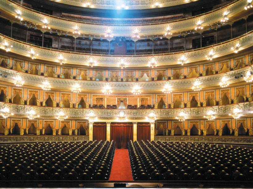 O Teatro Colón abriga apresentações de ópera, balé e concertos. A sala principal, em formato de ferradura, tem 33 metros de diâmetro e sete andares de camarote O Teatro Colón abriga apresentações de ópera, balé e concertos. A sala principal, em formato de ferradura, tem 33 metros de diâmetro e sete andares de camarote