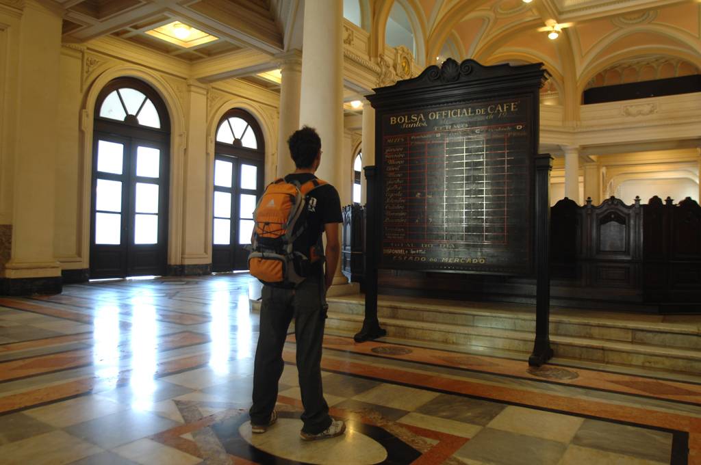 Painel de cota&ccedil;&atilde;o, em madeira, na entrada do sal&atilde;o do preg&atilde;o da antiga Bolsa Oficial do Caf&eacute;, edif&iacute;cio hist&oacute;rico restaurado, que abriga o Museu do Caf&eacute;