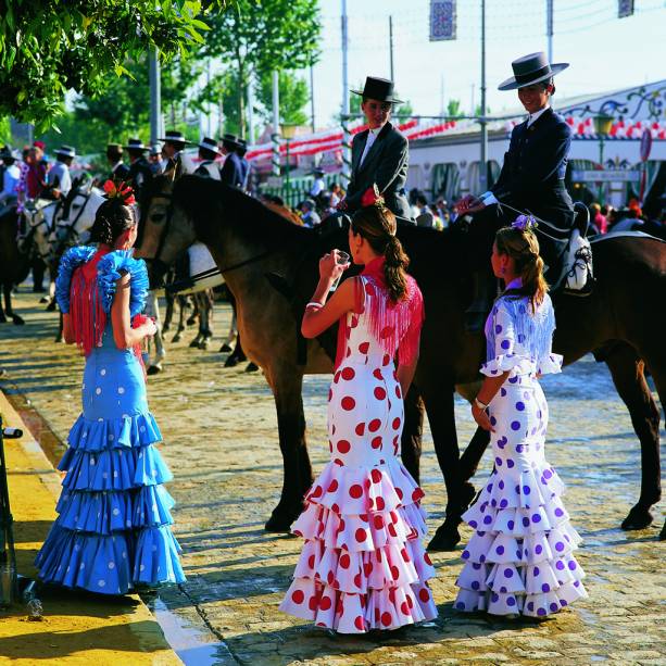 Sevilha fica colorida e lotada de barraquinhas com comidas típica na Feira de Abril. À noite, há apresentações de dança flamenca Sevilha fica colorida e lotada de barraquinhas com comidas típica na Feira de Abril. À noite, há apresentações de dança flamenca