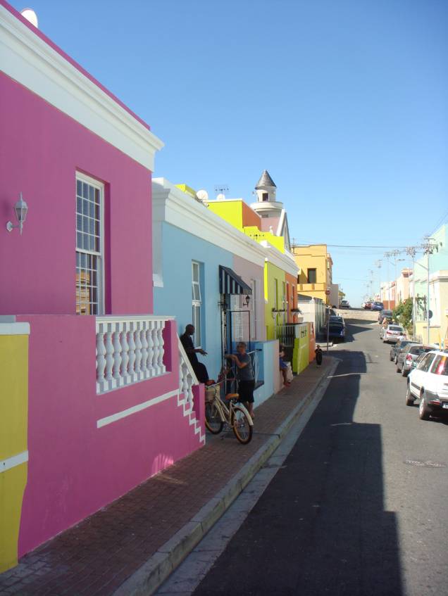 O bairro muçulmano de Bo-Kaap ou “quarteirão malaio” é famoso pelas casas coloridas, mesquitas e lojinhas cheias de aromas exóticos O bairro muçulmano de Bo-Kaap ou “quarteirão malaio” é famoso pelas casas coloridas, mesquitas e lojinhas cheias de aromas exóticos