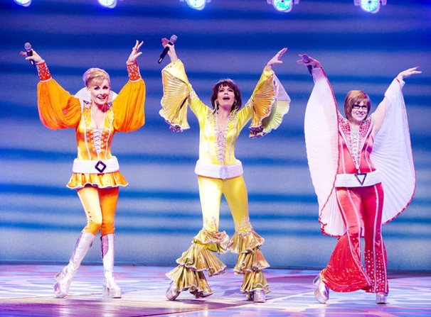 <strong>Mamma Mia!</strong><br />Em outubro de 2011, o musical completou 10 anos em cartaz na Broadway. O show, que toca as animadas músicas do grupo sueco Abba, como Dancing Queen, ainda pode ser visto em Nova York. Em 2008, o espetáculo foi adaptado para o cinema, com Meryl Streep no papel principal, e em 2011 ganhou montagem brasileira, com Saulo Vasconcelos e Kiara Sasso no elenco. <a href="https://www.mamma-mia.com/" rel="www.mamma-mia.com" target="_blank"><em>www.mamma-mia.com</em></a> <strong>Mamma Mia!</strong><br />Em outubro de 2011, o musical completou 10 anos em cartaz na Broadway. O show, que toca as animadas músicas do grupo sueco Abba, como Dancing Queen, ainda pode ser visto em Nova York. Em 2008, o espetáculo foi adaptado para o cinema, com Meryl Streep no papel principal, e em 2011 ganhou montagem brasileira, com Saulo Vasconcelos e Kiara Sasso no elenco. <a href="https://www.mamma-mia.com/" rel="www.mamma-mia.com" target="_blank"><em>www.mamma-mia.com</em></a>