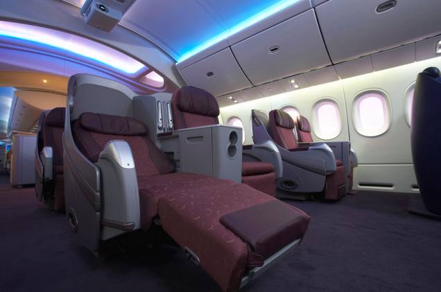 As poltronas do Boeing 787 são mais confortáveis e as janelas e os bagageiros são maiores As poltronas do Boeing 787 são mais confortáveis e as janelas e os bagageiros são maiores