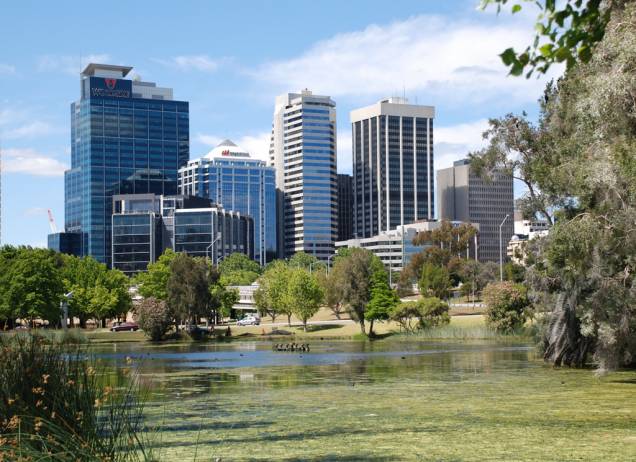 Perth, maior cidade da região oeste do país, atrai estudantes internacionais em busca de cursos com preços mais acessíveis em comparação com Sydney ou Melbourne Perth, maior cidade da região oeste do país, atrai estudantes internacionais em busca de cursos com preços mais acessíveis em comparação com Sydney ou Melbourne