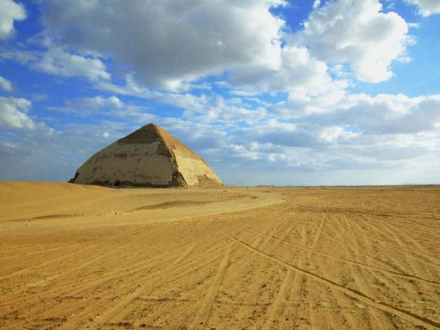 Pirâmide romboidal (Bent pyramid), próxima a necrópolis de Mênfis, Egito Pirâmide romboidal (Bent pyramid), próxima a necrópolis de Mênfis, Egito
