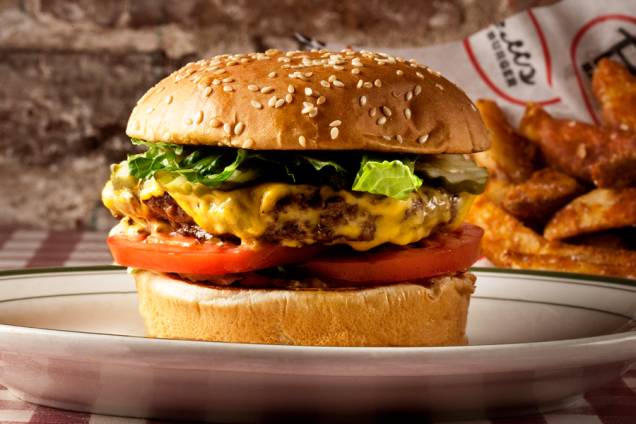 <a href="https://www.billsbarandburger.com" rel="Bills Burger" target="_blank"><strong>Bills Burger</strong></a>Aberto em 2009 numa esquina movimentada do Meatpacking District, a rede já conta com duas unidades em Manhattan --a segunda fica no Rockefeller Center. O hambúrguer é muito saboroso, mas pequeno, portanto, se estiver com muita fome, peça dois. Experimente o clássico Bill’s Burger, que vem com queijo, alface, tomate, pickles e um molho especial da casa.Se preferir provar uma receita diferente, o Mushroom and Swiss Burger é uma ótima pedida (com cogumelos e queijo suíço). Tanto as Steak Fries (batata frita com casca) quanto as Sweet Potatos Fries (batata frita doce) dão um toque especial à refeição. Para beber, o Bills tem uma seleção fantástica de cervejas, como a Bill’s Brew, a <em>draft beer</em> da casa, e alguns shakes especiais, como o torta de abóbora. A meia-luz do restaurante cria um clima atraente para casais. É também um bom lugar para fugir de turistas, já que o ambiente é típico de <em>happy hour</em> de americanos.<strong>Endereço:</strong> <em>22 Ninth Avenue (Meatpacking District)</em> <a href="https://www.billsbarandburger.com" rel="Bills Burger" target="_blank"><strong>Bills Burger</strong></a>Aberto em 2009 numa esquina movimentada do Meatpacking District, a rede já conta com duas unidades em Manhattan --a segunda fica no Rockefeller Center. O hambúrguer é muito saboroso, mas pequeno, portanto, se estiver com muita fome, peça dois. Experimente o clássico Bill’s Burger, que vem com queijo, alface, tomate, pickles e um molho especial da casa.Se preferir provar uma receita diferente, o Mushroom and Swiss Burger é uma ótima pedida (com cogumelos e queijo suíço). Tanto as Steak Fries (batata frita com casca) quanto as Sweet Potatos Fries (batata frita doce) dão um toque especial à refeição. Para beber, o Bills tem uma seleção fantástica de cervejas, como a Bill’s Brew, a <em>draft beer</em> da casa, e alguns shakes especiais, como o torta de abóbora. A meia-luz do restaurante cria um clima atraente para casais. É também um bom lugar para fugir de turistas, já que o ambiente é típico de <em>happy hour</em> de americanos.<strong>Endereço:</strong> <em>22 Ninth Avenue (Meatpacking District)</em>