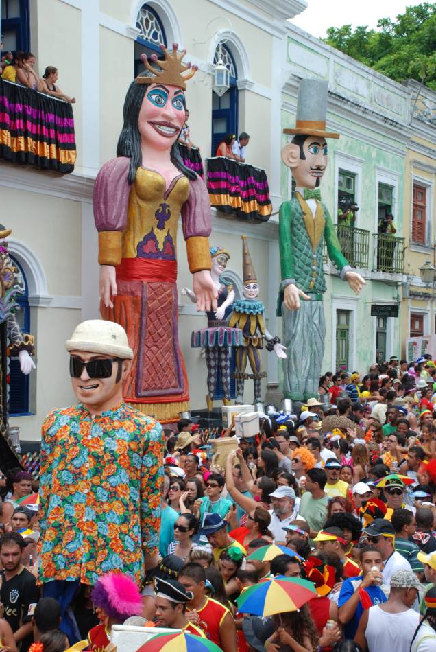 No Carnaval, as ladeiras de Olinda lotam com turistas brincando entre bonecos gigantes e dançarinos de frevo No Carnaval, as ladeiras de Olinda lotam com turistas brincando entre bonecos gigantes e dançarinos de frevo