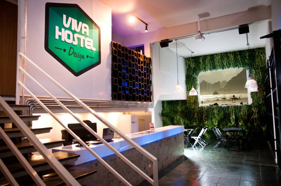 <strong><a href="https://viajeaqui.abril.com.br/estabelecimentos/br-sp-sao-paulo-hospedagem-viva-hostel-design" rel="Viva Hostel" target="_blank">Viva Hostel</a>, em <a href="https://viajeaqui.abril.com.br/cidades/br-sp-sao-paulo" rel="São Paulo" target="_blank">São Paulo</a> (<a href="https://viajeaqui.abril.com.br/estados/br-sao-paulo" rel="SP" target="_blank">SP</a>)</strong>                                                                                                                                                    A recepção do hostel serve cervejas e projeta jogos e filmes numa parede branca. Há ainda um andar com sofás, mesa para as refeições, cozinha (aberta aos hóspedes) e uma sala de TV com Playstation.