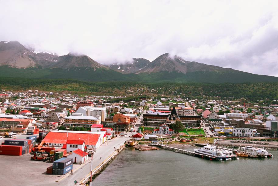 Ushuaia é a cidade mais austral do mundo, também chamada de “Fim do Mundo”. O pequeno centro urbano, com casinhas coloridas, é banhado pelo Canal de Beagle