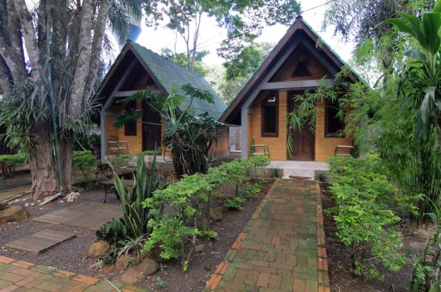 <strong><a href="https://viajeaqui.abril.com.br/estabelecimentos/br-pr-foz-do-iguacu-hospedagem-hostel-paudimar-campestre" rel="Hostel Paudimar Campestre" target="_blank">Hostel Paudimar Campestre</a>, em <a href="https://viajeaqui.abril.com.br/cidades/br-pr-foz-do-iguacu" rel="Foz do Iguaçu" target="_blank">Foz do Iguaçu</a> (<a href="https://viajeaqui.abril.com.br/estados/br-parana" rel="PR" target="_blank">PR</a>)</strong> Com jeito de chácara, o Paudimar tem quartos coletivos, cabanas, apartamentos para famílias e até área para camping. <a href="https://www.booking.com/hotel/br/hostel-paudimar-campestre.pt-br.html?aid=332455&label=viagemabril-hostelsdescolados" rel="BOOKING.COM: veja os preços e faça sua reserva no Hostel Paudimar Campestre" target="_blank">BOOKING.COM: veja os preços e faça sua reserva no Hostel Paudimar Campestre</a> <strong><a href="https://viajeaqui.abril.com.br/estabelecimentos/br-pr-foz-do-iguacu-hospedagem-hostel-paudimar-campestre" rel="Hostel Paudimar Campestre" target="_blank">Hostel Paudimar Campestre</a>, em <a href="https://viajeaqui.abril.com.br/cidades/br-pr-foz-do-iguacu" rel="Foz do Iguaçu" target="_blank">Foz do Iguaçu</a> (<a href="https://viajeaqui.abril.com.br/estados/br-parana" rel="PR" target="_blank">PR</a>)</strong> Com jeito de chácara, o Paudimar tem quartos coletivos, cabanas, apartamentos para famílias e até área para camping. <a href="https://www.booking.com/hotel/br/hostel-paudimar-campestre.pt-br.html?aid=332455&label=viagemabril-hostelsdescolados" rel="BOOKING.COM: veja os preços e faça sua reserva no Hostel Paudimar Campestre" target="_blank">BOOKING.COM: veja os preços e faça sua reserva no Hostel Paudimar Campestre</a>