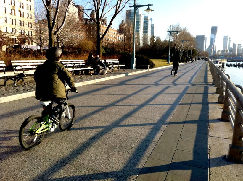 Os nova-iorquinos frequentam o Hudson River Park mesmo no inverno