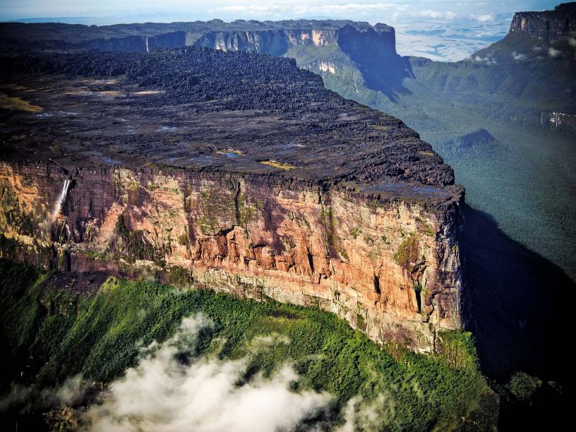 O grande platô do Monte Roraima, a montanha-mesa de 1,8 bilhão de anos O grande platô do Monte Roraima, a montanha-mesa de 1,8 bilhão de anos