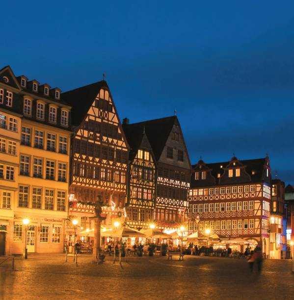 <strong>Frankfurt e Capitais Imperiais – 8 noites – R$ 4 225</strong><br /> Frankfurt, Praga, Budapeste e Viena são as cidades do roteiro, que inclui traslados de chegada e saída, transporte durante o itinerário, visitas guiadas, dois jantares e seguro-viagem<br /> <br /> <strong>Quando:</strong> saídas de 3 de novembro a 14 de dezembro<br /> <strong>Pagamento:</strong> 25% de entrada + 9 vezes<br /> <strong>Quem leva: </strong>a <strong>Maktour</strong> tel. (11) 3818-2222 / site <a href="https://www.maktour.com.br" rel="www.maktour.com.br">www.maktour.com.br</a> <strong>Frankfurt e Capitais Imperiais – 8 noites – R$ 4 225</strong><br /> Frankfurt, Praga, Budapeste e Viena são as cidades do roteiro, que inclui traslados de chegada e saída, transporte durante o itinerário, visitas guiadas, dois jantares e seguro-viagem<br /> <br /> <strong>Quando:</strong> saídas de 3 de novembro a 14 de dezembro<br /> <strong>Pagamento:</strong> 25% de entrada + 9 vezes<br /> <strong>Quem leva: </strong>a <strong>Maktour</strong> tel. (11) 3818-2222 / site <a href="https://www.maktour.com.br" rel="www.maktour.com.br">www.maktour.com.br</a>