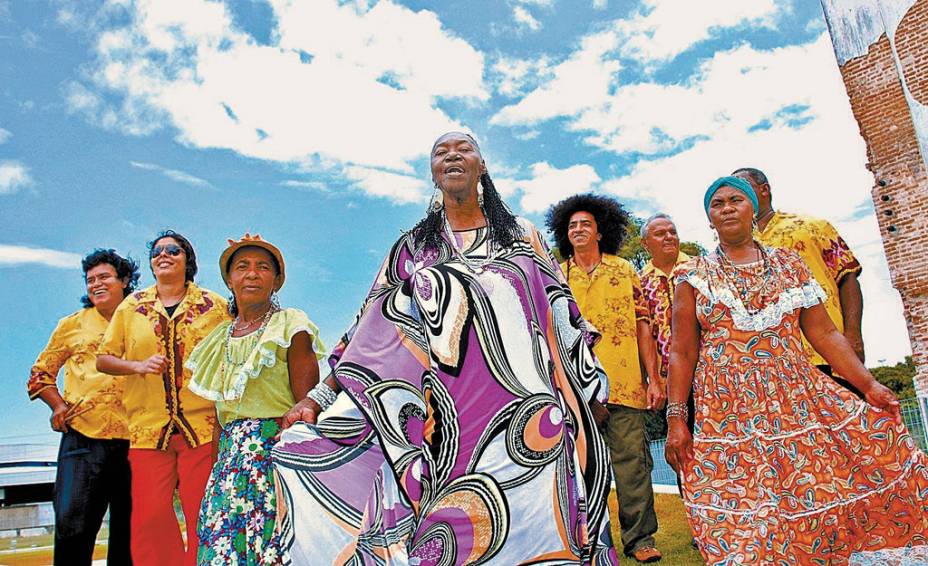 A cantora e dançarina de ciranda Maria Madalena do Nascimento (centro), conhecida como Lia do Itamaracá, é uma das atrações da cidade