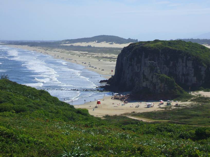 Considerada a praia mais famosa da cidade de Torres, e uma das melhores do Rio Grande do Sul, a praia da Guarita tem águas límpidas boas para mergulho. Seu ponto forte, no entanto, está no cenário formado em seu entorno, com as montanhas que são sua marca registrada