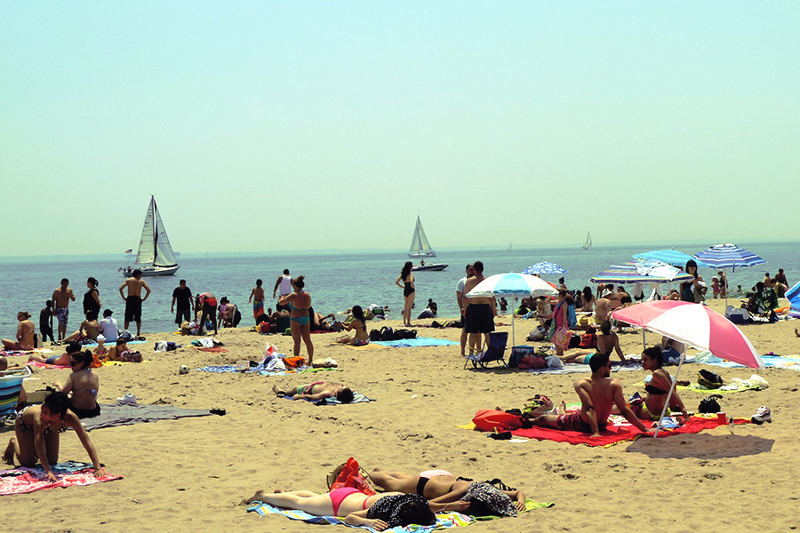 <strong>Praias urbanas </strong>Praia em Nova York? Sim! A cidade conta com algumas pequenas praias, principalmente no sul do Brooklyn, que abrem para o público somente no verão. A água do mar é gelada, é comum ver amontoados de gente e não dá para comparar com as belezas naturais das praias brasileiras, mas é uma opção para se refrescar no calor – e também um passeio diferente para quem visita a cidade.Pegue os trens B ou Q do metrô para chegar a Brighton Beach, e os trens D, F, N ou Q para chegar a Coney Island Beach, onde, além da praia, há também um parque de diversões. A Rockaway Beach (metrôs A e S), no Queens, atrai famílias e surfistas