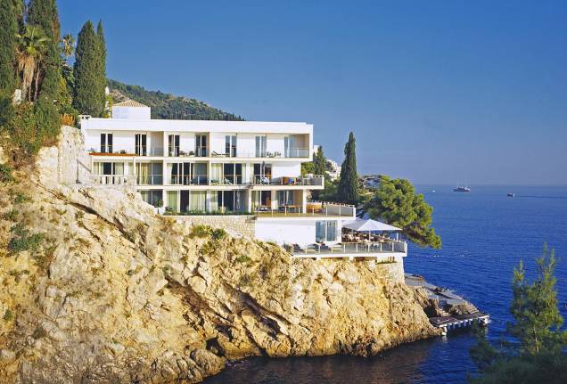 <strong><a href="https://www.booking.com/hotel/hr/villa-dubrovnik-dubrovnik.en-gb.html" rel="Villa Dubrovnik">Villa Dubrovnik</a>, Croácia (Porto Real) & Lokrum (Qarth)</strong> Porto Real exige nada menos do que acomodações 5 estrelas, correto? Com uma praia privada, varandas com vista para o mar, dois restaurantes e um spa, essa acomodação é perfeita para os fãs das saga. Afinal de contas, ela fica a somente 15 minutos a pé do centro histórico de Dubrovnik, local onde fica o Stradun Promenade com paredes à beira-mar, cuja silhueta é a marca característica das cenas panorâmicas da cidade fictícia de Porto Real. Além disso, com um passeio rápido se balsa é possível acessar a Lokrum Island, o local de filmagem das cenas de Qarth. <strong><a href="https://www.booking.com/hotel/hr/villa-dubrovnik-dubrovnik.en-gb.html" rel="Villa Dubrovnik">Villa Dubrovnik</a>, Croácia (Porto Real) & Lokrum (Qarth)</strong> Porto Real exige nada menos do que acomodações 5 estrelas, correto? Com uma praia privada, varandas com vista para o mar, dois restaurantes e um spa, essa acomodação é perfeita para os fãs das saga. Afinal de contas, ela fica a somente 15 minutos a pé do centro histórico de Dubrovnik, local onde fica o Stradun Promenade com paredes à beira-mar, cuja silhueta é a marca característica das cenas panorâmicas da cidade fictícia de Porto Real. Além disso, com um passeio rápido se balsa é possível acessar a Lokrum Island, o local de filmagem das cenas de Qarth.