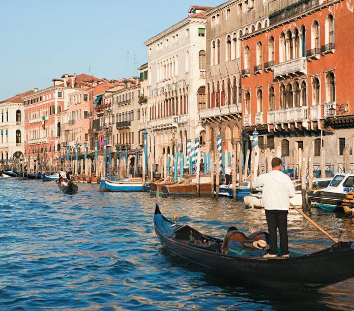 <strong>Veneza, Itália:</strong> com cerca de 270 mil habitantes, e mais de 60 mil turistas por dia, Veneza carrega a fama de cidade submersa há tempos - e é daí que vem boa parte de sua fama. De acordo com pesquisadores da Scripps Institution of Oceanography da Universidade da Califórnia, San Diego, a cidade afunda a uma taxa de 2 milímetros por ano. Pode não parecer muito, mas considere que ao longo de cinco anos, a cidade desaparece mais um centímetro, e o cenário certamente se torna preocupante para gerações futuras.