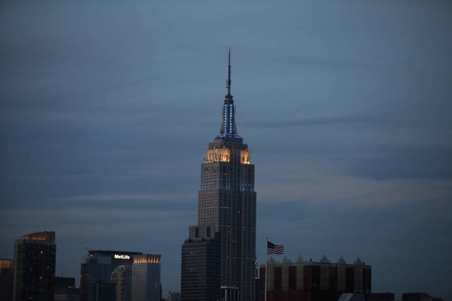 Com 102 andares e 448,7 metros de alturam, o <a href="https://viajeaqui.abril.com.br/estabelecimentos/estados-unidos-nova-york-atracao-empire-state-building" rel="Empire State" target="_blank">Empire State</a> já foi o prédio mais alto de <a href="https://viajeaqui.abril.com.br/cidades/estados-unidos-nova-york" rel="Nova York" target="_blank">Nova York</a>. Perdeu o posto em 1972, quando foi inaugurado o World Trade Center, mas depois dos atentados de 11 de Setembro, voltou a ser o maior arranha-céu da cidade para perder novamente o posto, com a construção do One World Trade Center, no lugar das Torres Gêmeas Com 102 andares e 448,7 metros de alturam, o <a href="https://viajeaqui.abril.com.br/estabelecimentos/estados-unidos-nova-york-atracao-empire-state-building" rel="Empire State" target="_blank">Empire State</a> já foi o prédio mais alto de <a href="https://viajeaqui.abril.com.br/cidades/estados-unidos-nova-york" rel="Nova York" target="_blank">Nova York</a>. Perdeu o posto em 1972, quando foi inaugurado o World Trade Center, mas depois dos atentados de 11 de Setembro, voltou a ser o maior arranha-céu da cidade para perder novamente o posto, com a construção do One World Trade Center, no lugar das Torres Gêmeas