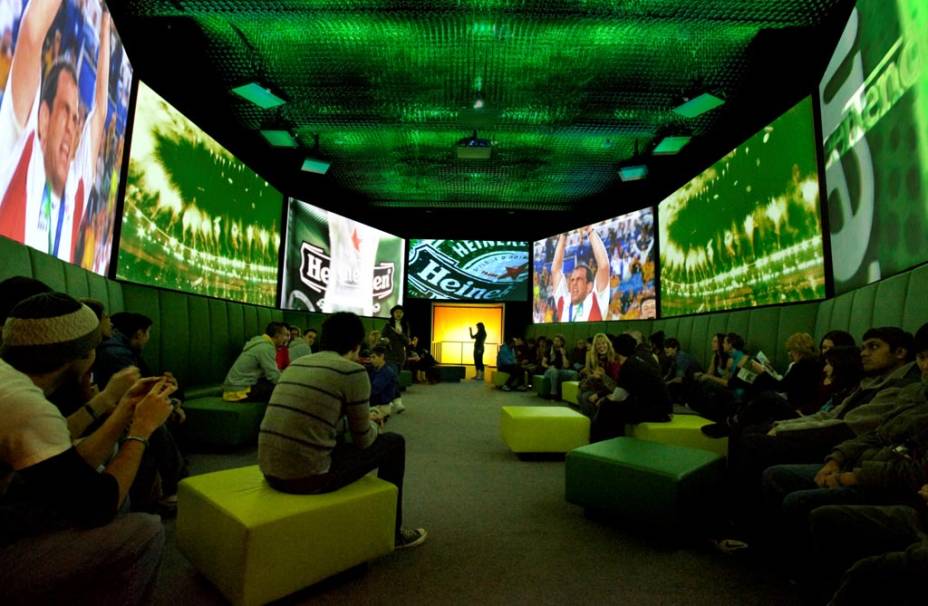 Na <a href="https://viajeaqui.abril.com.br/estabelecimentos/holanda-amsterda-atracao-heineken-experience" rel="Heineken Experience" target="_blank">Heineken Experience</a>, o visitante pode conhecer parte do processo de produção de uma cerveja, assistir comerciais de TV e, ao final, degustar a bebida