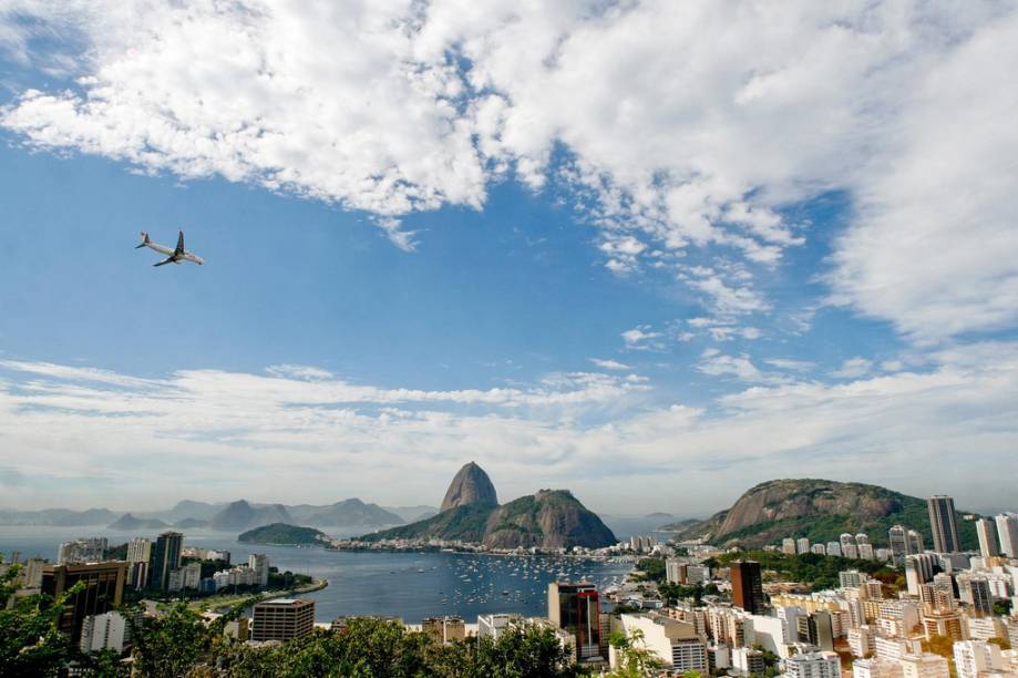 O Morro da Urca e o Pão de Açúcar são duas formações rochosas na entrada da Baía de Guanabara que servem de mirante para a cidade do Rio de Janeiro