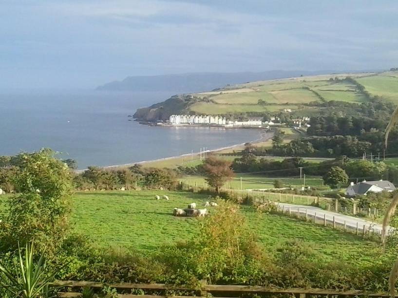 <strong><a href="https://www.booking.com/hotel/gb/beachview-cottage-co-antrim.en-gb.html?label=gen173nr-1DCAsoUEIbYmVhY2h2aWV3LWNvdHRhZ2UtY28tYW50cmltSDNiBW5vcmVmaCCIAQGYAS64AQfIAQzYAQPoAQGoAgM;sid=383d42cb55201e29b1982805f0a63c31;dcid=4;dist=0&sb_price_type=total&type=total&" rel="Beachview Cottage">Beachview Cottage</a>, casa autossuficiente, Cushendun , Irlanda do Norte (onde Melisandre teve seu bebê sombra) </strong>Um dos eventos mais arrepiantes da saga foi quando Melissandre, a Secerdotisa Vermelha, foi responsável pelo nascimento de uma sombra. Pois é possível conhecer o local onde se derenrolou essa parte assustadora da trama. O Beachview Cottage é um estabelecimento de luxo situado na pequena aldeia costeira de Cushendun, na costa norte de Antrim County, ao pé dos vales Glendun e Glencorp. Para quem ama observar paisagens, o local conta com vistas panorâmicas deslumbrante sobre a Cushendun Bay e as regiões de colinas exuberantes. O local de gravação da cena citada fica em um trecho ao longo de uma ponte ferroviária da região.