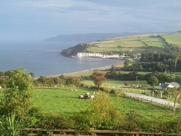 <strong><a href="https://www.booking.com/hotel/gb/beachview-cottage-co-antrim.en-gb.html?label=gen173nr-1DCAsoUEIbYmVhY2h2aWV3LWNvdHRhZ2UtY28tYW50cmltSDNiBW5vcmVmaCCIAQGYAS64AQfIAQzYAQPoAQGoAgM;sid=383d42cb55201e29b1982805f0a63c31;dcid=4;dist=0&sb_price_type=total&type=total&" rel="Beachview Cottage">Beachview Cottage</a>, casa autossuficiente, Cushendun , Irlanda do Norte (onde Melisandre teve seu bebê sombra) </strong>Um dos eventos mais arrepiantes da saga foi quando Melissandre, a Secerdotisa Vermelha, foi responsável pelo nascimento de uma sombra. Pois é possível conhecer o local onde se derenrolou essa parte assustadora da trama. O Beachview Cottage é um estabelecimento de luxo situado na pequena aldeia costeira de Cushendun, na costa norte de Antrim County, ao pé dos vales Glendun e Glencorp. Para quem ama observar paisagens, o local conta com vistas panorâmicas deslumbrante sobre a Cushendun Bay e as regiões de colinas exuberantes. O local de gravação da cena citada fica em um trecho ao longo de uma ponte ferroviária da região. <strong><a href="https://www.booking.com/hotel/gb/beachview-cottage-co-antrim.en-gb.html?label=gen173nr-1DCAsoUEIbYmVhY2h2aWV3LWNvdHRhZ2UtY28tYW50cmltSDNiBW5vcmVmaCCIAQGYAS64AQfIAQzYAQPoAQGoAgM;sid=383d42cb55201e29b1982805f0a63c31;dcid=4;dist=0&sb_price_type=total&type=total&" rel="Beachview Cottage">Beachview Cottage</a>, casa autossuficiente, Cushendun , Irlanda do Norte (onde Melisandre teve seu bebê sombra) </strong>Um dos eventos mais arrepiantes da saga foi quando Melissandre, a Secerdotisa Vermelha, foi responsável pelo nascimento de uma sombra. Pois é possível conhecer o local onde se derenrolou essa parte assustadora da trama. O Beachview Cottage é um estabelecimento de luxo situado na pequena aldeia costeira de Cushendun, na costa norte de Antrim County, ao pé dos vales Glendun e Glencorp. Para quem ama observar paisagens, o local conta com vistas panorâmicas deslumbrante sobre a Cushendun Bay e as regiões de colinas exuberantes. O local de gravação da cena citada fica em um trecho ao longo de uma ponte ferroviária da região.
