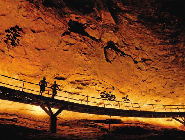 <strong><a href="https://viajeaqui.abril.com.br/estabelecimentos/br-pi-serra-da-capivara-atracao-circuito-baixao-da-pedra-furada" rel="Boqueirão da Pedra Furada" target="_blank">Boqueirão da Pedra Furada</a>, <a href="https://viajeaqui.abril.com.br/cidades/br-pi-serra-da-capivara" rel="Parque Nacional da Serra da Capivara" target="_self">Parque Nacional da Serra da Capivara</a>, <a href="https://viajeaqui.abril.com.br/estados/br-piaui" rel="Piauí" target="_self">Piauí</a></strong> O Boqueirão é um dos belos sítios arqueológicos que compõem o parque piauiense, tombado como Patrimônio Cultural da Humanidade pela Unesco. O interior da caverna é repleto paredões de arenito cobertos por pinturas rupestres, que ficam iluminadas à noite <em><a href="https://www.booking.com/city/br/sao-raimundo-nonato.pt-br.html?aid=332455&label=viagemabril-grutas-e-cavernas-pelo-brasil" rel="Veja preços de hotéis próximos à Serra da Capivara no Booking.com" target="_blank">Veja preços de hotéis próximos à Serra da Capivara no Booking.com</a></em> <strong><a href="https://viajeaqui.abril.com.br/estabelecimentos/br-pi-serra-da-capivara-atracao-circuito-baixao-da-pedra-furada" rel="Boqueirão da Pedra Furada" target="_blank">Boqueirão da Pedra Furada</a>, <a href="https://viajeaqui.abril.com.br/cidades/br-pi-serra-da-capivara" rel="Parque Nacional da Serra da Capivara" target="_self">Parque Nacional da Serra da Capivara</a>, <a href="https://viajeaqui.abril.com.br/estados/br-piaui" rel="Piauí" target="_self">Piauí</a></strong> O Boqueirão é um dos belos sítios arqueológicos que compõem o parque piauiense, tombado como Patrimônio Cultural da Humanidade pela Unesco. O interior da caverna é repleto paredões de arenito cobertos por pinturas rupestres, que ficam iluminadas à noite <em><a href="https://www.booking.com/city/br/sao-raimundo-nonato.pt-br.html?aid=332455&label=viagemabril-grutas-e-cavernas-pelo-brasil" rel="Veja preços de hotéis próximos à Serra da Capivara no Booking.com" target="_blank">Veja preços de hotéis próximos à Serra da Capivara no Booking.com</a></em>
