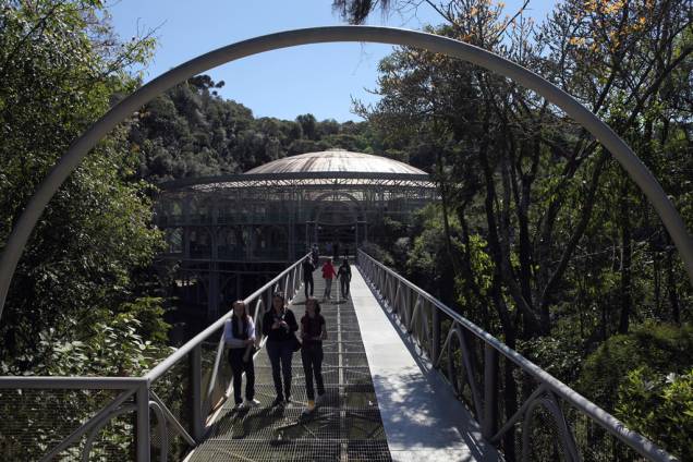 O Teatro Ópera de Arame, construído sobre um lago, é um dos cartões-postais da cidade e abre para visitação mesmo quando não há espetáculos O Teatro Ópera de Arame, construído sobre um lago, é um dos cartões-postais da cidade e abre para visitação mesmo quando não há espetáculos
