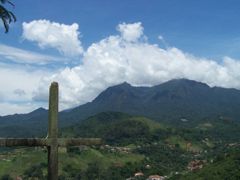 Um dos passeios de Penedo, Rio de Janeiro, &eacute; o a cavalo at&eacute; a Cachoeira da Lontra ou por uma &aacute;rea descampada, com vista para a Serra da &Iacute;ndia (foto)