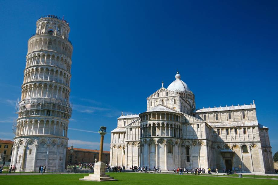 Projetada para servir como campanário da catedral, a Torre de <a href="https://viajeaqui.abril.com.br/cidades/italia-pisa" rel="Pisa">Pisa</a> ganhou fama por conta da inclinação. Iniciada no século 12, o edifício levou mais de 200 anos para ser concluído