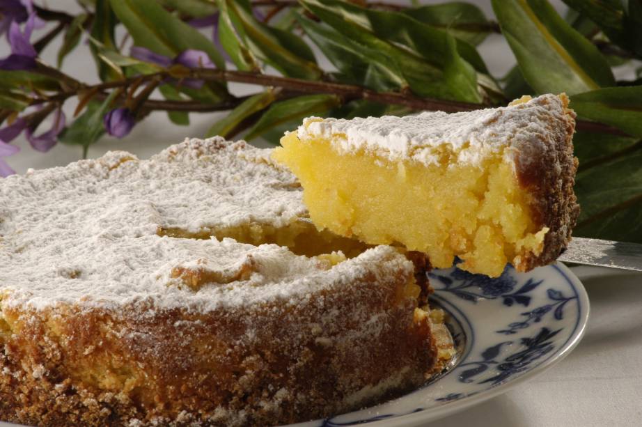 As confeitarias e cafés do <a href="https://viajeaqui.abril.com.br/cidades/br-rj-rio-de-janeiro" rel="Rio de Janeiro" target="_self">Rio de Janeiro</a> exibem várias delícias herdadas da corte portuguesa. Um deles é o delicado <strong>toucinho do céu</strong>, um bolo feito de gema de ovo, amêndoa e açúcar As confeitarias e cafés do <a href="https://viajeaqui.abril.com.br/cidades/br-rj-rio-de-janeiro" rel="Rio de Janeiro" target="_self">Rio de Janeiro</a> exibem várias delícias herdadas da corte portuguesa. Um deles é o delicado <strong>toucinho do céu</strong>, um bolo feito de gema de ovo, amêndoa e açúcar