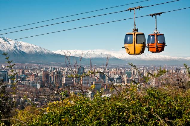 <strong>Santiago – 3 noites – US$ 241</strong><br /> <br /> A hospedagem na cidade chilena é no hotel Montecarlo, com café da manhã e city tour. A operadora ainda fornece traslados e seguro, mas não a passagem aérea.<br /> <br /> <strong>Quando:</strong> saídas até 30 de junho<br /> <strong>Pagamento: </strong>20% de entrada e saldo em 9 vezes sem juros no cheque ou cartão de crédito<br /> <strong>Quem leva:</strong> a <strong>Nascimento</strong> (0800 774 1110, <a href="https://www.nascimento.com.br" rel="www.nascimento.com.br" target="_blank">www.nascimento.com.br</a>) <strong>Santiago – 3 noites – US$ 241</strong><br /> <br /> A hospedagem na cidade chilena é no hotel Montecarlo, com café da manhã e city tour. A operadora ainda fornece traslados e seguro, mas não a passagem aérea.<br /> <br /> <strong>Quando:</strong> saídas até 30 de junho<br /> <strong>Pagamento: </strong>20% de entrada e saldo em 9 vezes sem juros no cheque ou cartão de crédito<br /> <strong>Quem leva:</strong> a <strong>Nascimento</strong> (0800 774 1110, <a href="https://www.nascimento.com.br" rel="www.nascimento.com.br" target="_blank">www.nascimento.com.br</a>)