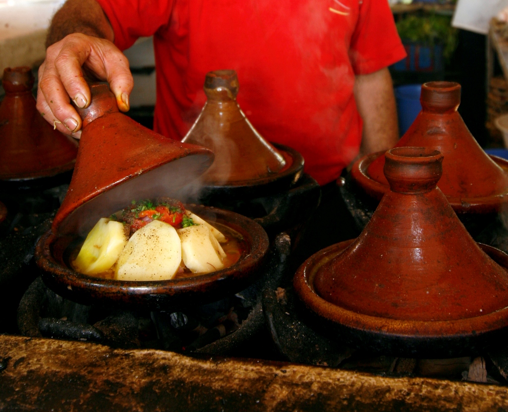 As panelas de barro tajine são típica de todo norte da África, mas é no Marrocos que pratos pratos preparados nelas, que cruzam influências bérberes, árabes e mediterrâneas, ganham sabores e aromas únicos