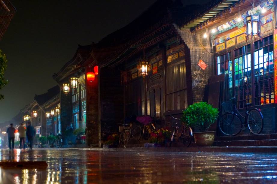Pingyao, na província de Shanxi, é uma das mais bem preservadas cidades muradas da China. Poderoso centro financeiro e comercial durante a dinastia Qing, aqui estavam localizadas instalações para bancos, agiotas e casas de câmbio. Pingyao, na província de Shanxi, é uma das mais bem preservadas cidades muradas da China. Poderoso centro financeiro e comercial durante a dinastia Qing, aqui estavam localizadas instalações para bancos, agiotas e casas de câmbio.