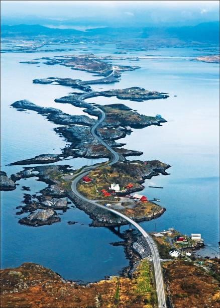 A Estrada Atlântica (ou Atlanterhavsveinen, em bom norueguês) tem 8 quilômetros de muita fotogenia. Sai de Kristiansund e vai até Averøy, ligando ilhotas da costa da <a href="https://viajeaqui.abril.com.br/paises/noruega" target="_blank">Noruega</a>. Os nobres engenheiros responsáveis levaram 12 anos para construir o incrível emaranhado de passagens e pontes - algumas delas com curvas suspensas no ar, como o oceano lá embaixo. É uma espécie de parque de diversões, com paisagem escandinava de lambuja A Estrada Atlântica (ou Atlanterhavsveinen, em bom norueguês) tem 8 quilômetros de muita fotogenia. Sai de Kristiansund e vai até Averøy, ligando ilhotas da costa da <a href="https://viajeaqui.abril.com.br/paises/noruega" target="_blank">Noruega</a>. Os nobres engenheiros responsáveis levaram 12 anos para construir o incrível emaranhado de passagens e pontes - algumas delas com curvas suspensas no ar, como o oceano lá embaixo. É uma espécie de parque de diversões, com paisagem escandinava de lambuja