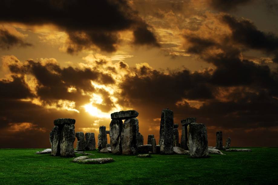 Stonehenge, na Inglaterra, atrai milhares de pessoas nos dias próximos ao solstício de verão Stonehenge, na Inglaterra, atrai milhares de pessoas nos dias próximos ao solstício de verão