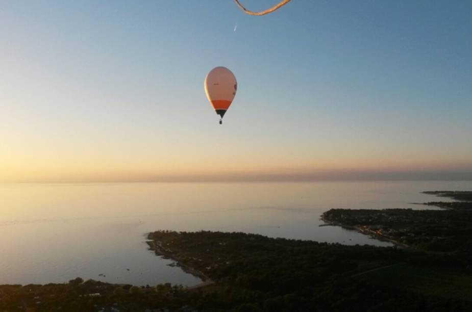 Após o verão, quando as temperaturas caem, é possível contemplar a região de Ístria, na <a href="https://beta-develop.viagemeturismo.abril.com.br/paises/croacia-3/">Croácia</a>, sobre um balão de ar quente. Vales, vinícolas, colinas e campos de trigo, junto com o mar Adriático, enriquecem a paisagem observada pelos turistas.