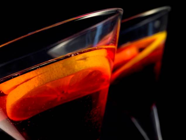 <strong>Vermute </strong><strong>–</strong><strong> <a href="https://viajeaqui.abril.com.br/continentes/europa" rel="Europa" target="_blank">Europa</a></strong><br /> Este vinho fortificado e aromatizado era considerado um santo remédio no século 19. Ao vinho acrescenta-se um destilado de vinho para aumentar a graduação alcoólica e ingredientes como ervas, grãos ou alcachofra para lhe conferir um sabor mais palatável. Doce ou seco, aperitivo ou digestivo, a bebida é amplamente consumida nos ensolarados resorts do <strong>Mediterrâneo</strong>, em bodegas de <strong><a href="https://viajeaqui.abril.com.br/cidades/ar-buenos-aires" rel="Buenos Aires " target="_blank">Buenos Aires</a></strong> e em botecos Brasil afora<br /> <strong>Teor alcoólico médio</strong><strong>:</strong> 15 a 17% <strong>Vermute </strong><strong>–</strong><strong> <a href="https://viajeaqui.abril.com.br/continentes/europa" rel="Europa" target="_blank">Europa</a></strong><br /> Este vinho fortificado e aromatizado era considerado um santo remédio no século 19. Ao vinho acrescenta-se um destilado de vinho para aumentar a graduação alcoólica e ingredientes como ervas, grãos ou alcachofra para lhe conferir um sabor mais palatável. Doce ou seco, aperitivo ou digestivo, a bebida é amplamente consumida nos ensolarados resorts do <strong>Mediterrâneo</strong>, em bodegas de <strong><a href="https://viajeaqui.abril.com.br/cidades/ar-buenos-aires" rel="Buenos Aires " target="_blank">Buenos Aires</a></strong> e em botecos Brasil afora<br /> <strong>Teor alcoólico médio</strong><strong>:</strong> 15 a 17%