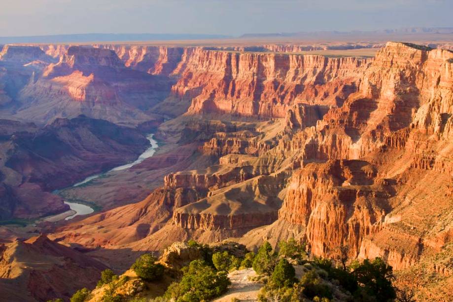 <strong><a href="https://viajeaqui.abril.com.br/cidades/estados-unidos-las-vegas" rel="LAS VEGAS" target="_self">LAS VEGAS</a> DE CARRO </strong>Vizinha ao Deserto de Mojave, a cidade-ostentação de cassinos, shows, baladas e néons ganha um refresco no clima e nos preços a partir deste mês. As seis noites no <a href="https://bit.ly/stsph" rel="Stratosphere" target="_blank">Stratosphere</a>, hotel cassino com mirante na ponta da Strip, incluem carro pra você rodar a “Sin City” e visitar o <a href="https://viajeaqui.abril.com.br/estabelecimentos/estados-unidos-las-vegas-atracao-grand-canyon" rel="Grand Canyon" target="_self">Grand Canyon</a>.<strong>QUANDO:</strong> Até novembro<strong>QUEM LEVA:</strong> A <a href="https://svt.com.br" rel="SVT" target="_blank">SVT</a><strong>QUANTO:</strong> US$ 999