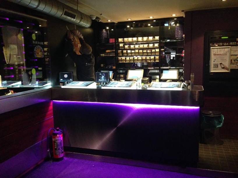 <a href="https://www.hunters-coffeeshop.com/" rel="Hunter’s Coffeeshop" target="_blank"><strong>Hunter’s Coffeeshop</strong></a> <em>(Warmoesstraat 24)</em>Pela sua localização, no comecinho do Red Light District, acabou se tornando um pouco turístico. Aberto em 1985, não deixa de ser um coffeeshop tradicional. As opções interessantes do cardápio são as bebidas quentes e os milk-shakes. Quem procura por drinks alcoólicos pode se dirigir à filial Hunter’s Vodka Bar <a href="https://www.hunters-coffeeshop.com/" rel="Hunter’s Coffeeshop" target="_blank"><strong>Hunter’s Coffeeshop</strong></a> <em>(Warmoesstraat 24)</em>Pela sua localização, no comecinho do Red Light District, acabou se tornando um pouco turístico. Aberto em 1985, não deixa de ser um coffeeshop tradicional. As opções interessantes do cardápio são as bebidas quentes e os milk-shakes. Quem procura por drinks alcoólicos pode se dirigir à filial Hunter’s Vodka Bar