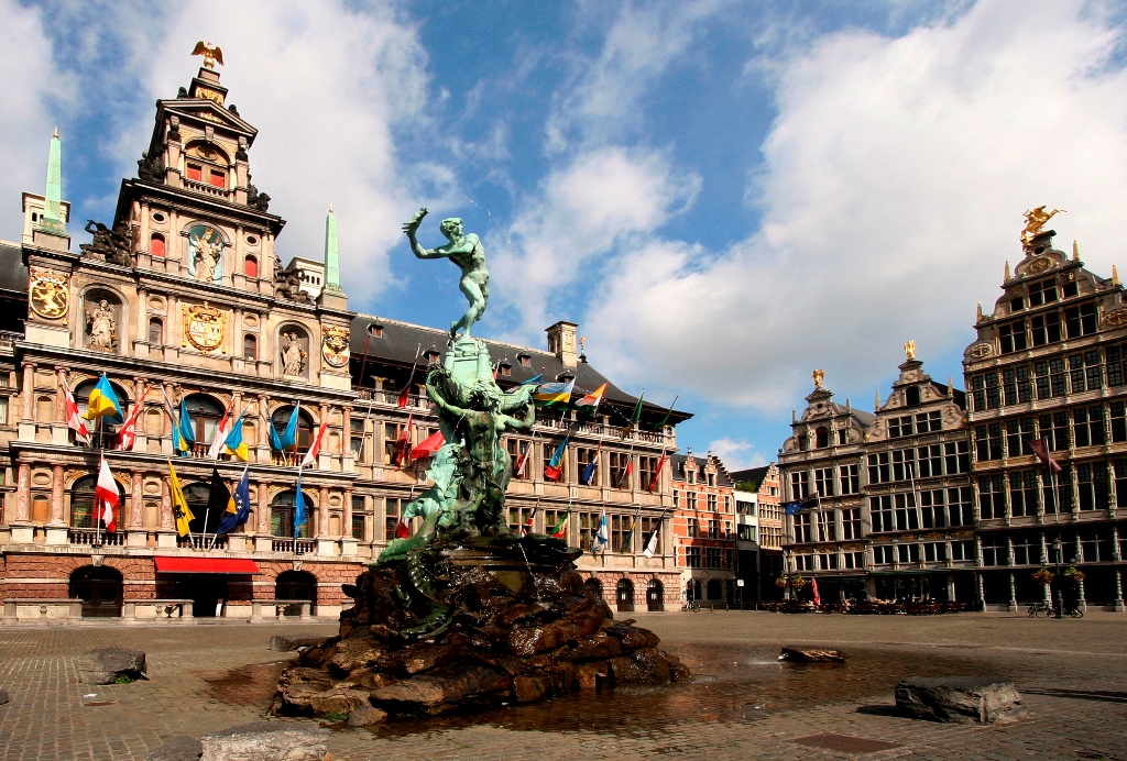 A Grote Markt é a praça principal de Antuérpia, onde localizam-se o rebuscado edifício da prefeitura e a fonte de Brabo