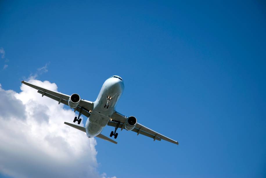 <strong>Passagem aérea e traslado</strong><br /> Na alta temporada, boa parte das agências oferece voos que vão direto à cidades próximas a grandes resorts, sem a necessidade de passar por, por exemplo, <a href="https://viajeaqui.abril.com.br/cidades/ar-buenos-aires" rel="Buenos Aires" target="_blank">Buenos Aires</a>. Isso economiza tempo no demorado transfer entre os aeroportos de Ezeiza e Aeroparque, ambos na capital argentina. <a href="https://viajeaqui.abril.com.br/cidades/ar-las-lenas" rel="Las Leñas" target="_blank">Las Leñas</a>, próxima a <a href="https://viajeaqui.abril.com.br/cidades/ar-mendoza" rel="Mendoza" target="_blank">Mendoza</a>, e <a href="https://viajeaqui.abril.com.br/cidades/ar-bariloche" rel="Bariloche " target="_blank">Bariloche </a>são as principais beneficiárias destes voos charters.<br /> Dos terminais aeroviários às estâncias o transporte é feito por ônibus, microônibus, van ou até mesmo carros. <a href="https://viajeaqui.abril.com.br/cidades/chile-valle-nevado" rel="Valle Nevado" target="_blank">Valle Nevado</a>, no <a href="https://viajeaqui.abril.com.br/paises/chile" rel="Chile" target="_blank">Chile</a>, fica a apenas 1h30 de distância do aeroporto, o que é uma boa notícia para famílias com crianças pequenas <strong>Passagem aérea e traslado</strong><br /> Na alta temporada, boa parte das agências oferece voos que vão direto à cidades próximas a grandes resorts, sem a necessidade de passar por, por exemplo, <a href="https://viajeaqui.abril.com.br/cidades/ar-buenos-aires" rel="Buenos Aires" target="_blank">Buenos Aires</a>. Isso economiza tempo no demorado transfer entre os aeroportos de Ezeiza e Aeroparque, ambos na capital argentina. <a href="https://viajeaqui.abril.com.br/cidades/ar-las-lenas" rel="Las Leñas" target="_blank">Las Leñas</a>, próxima a <a href="https://viajeaqui.abril.com.br/cidades/ar-mendoza" rel="Mendoza" target="_blank">Mendoza</a>, e <a href="https://viajeaqui.abril.com.br/cidades/ar-bariloche" rel="Bariloche " target="_blank">Bariloche </a>são as principais beneficiárias destes voos charters.<br /> Dos terminais aeroviários às estâncias o transporte é feito por ônibus, microônibus, van ou até mesmo carros. <a href="https://viajeaqui.abril.com.br/cidades/chile-valle-nevado" rel="Valle Nevado" target="_blank">Valle Nevado</a>, no <a href="https://viajeaqui.abril.com.br/paises/chile" rel="Chile" target="_blank">Chile</a>, fica a apenas 1h30 de distância do aeroporto, o que é uma boa notícia para famílias com crianças pequenas