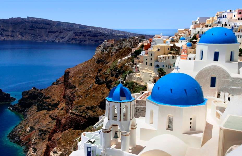 <strong>Santorini, Grécia</strong>Não bastasse o irremediável ar mediterrâneo, boa parte das vilas desta ilha grega encastela-se dramaticamente sobre um penhasco debruçado sobre o mar. O azul das águas e o branco das casas caiadas são um feliz contraste para festins regados a ouzo e saladas de polvo untados do melhor azeite helênico.<a href="https://viajeaqui.abril.com.br/cidades/grecia-santorini" rel="Santorini " target="_blank">Santorini </a>não tem praias como <a href="https://viajeaqui.abril.com.br/cidades/grecia-mykonos" rel="Mykonos" target="_blank">Mykonos</a>, nem é a casa de Afrodite, mas é a nossa dica grega para casais apaixonados. E nem deu espaço para falar do pôr-do-sol...