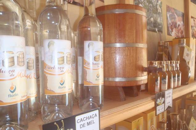 O cenário montanhoso e os produtos orgânicos são grande atrativos de Pedra Azul. A cachaça não ficou de fora e pode ser encontrada na <a href="https://viajeaqui.abril.com.br/estabelecimentos/br-es-pedra-azul-atracao-monarca" target="_blank">Monarca</a> (cachaças artesanais), e no<a href="https://viajeaqui.abril.com.br/estabelecimentos/br-es-pedra-azul-atracao-apiario-florin" target="_blank"> Apiario Florin </a>(foto), que apesar de ser um apiário produz cachaças, também artesanais. O cenário montanhoso e os produtos orgânicos são grande atrativos de Pedra Azul. A cachaça não ficou de fora e pode ser encontrada na <a href="https://viajeaqui.abril.com.br/estabelecimentos/br-es-pedra-azul-atracao-monarca" target="_blank">Monarca</a> (cachaças artesanais), e no<a href="https://viajeaqui.abril.com.br/estabelecimentos/br-es-pedra-azul-atracao-apiario-florin" target="_blank"> Apiario Florin </a>(foto), que apesar de ser um apiário produz cachaças, também artesanais.
